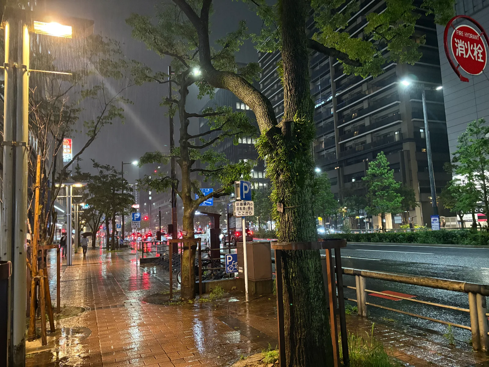 現場が終わって事務所へ向かうころ。雨の夜の街