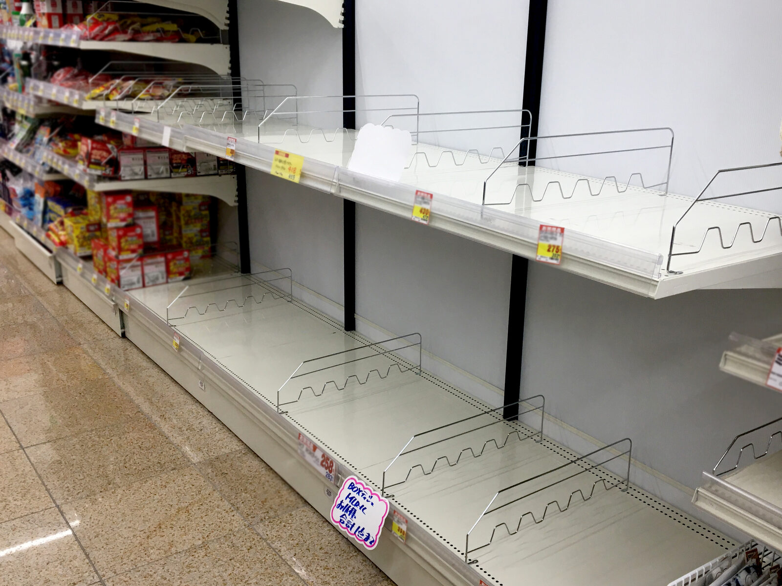 接着剤の棚が空になったホームセンターの売り場